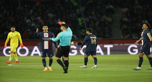 الثالث في تاريخ سان جيرمان.. حكيمي يتعرض للطرد مرتين متتاليتين (فيديو)